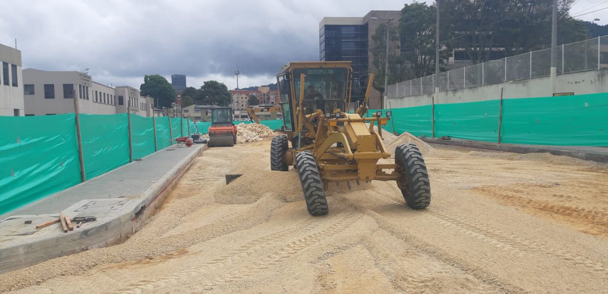 Ingenieros_EJC's tweet photo. En #Bogotá #HéroesBicentenarios de @Ingenieros_EJC #BRING #BIOPE  ejecutan la pavimentación de las vías del Cantón Norte en apoyo a la mejora continua de la institución y fortaleciendo cada vez más esta capacidad diferencial. #AvanteIngenieros siempre hay algo más por hacer. https://t.co/9uO4h8rKOP