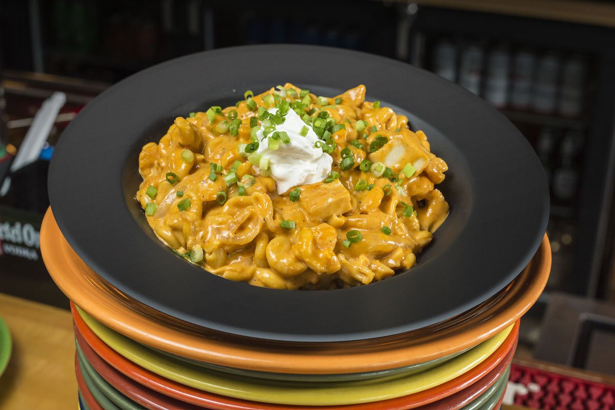 MeltBarGrilled's tweet photo. Nothing brings us back to our childhood quite like enjoying some delicious comfort food for supper! Relive those warm feelings with our new Maniacal Macaroni &amp; Cheese menu featuring new favorites like our Chicken Paprikash Mac &amp; Cheese. #JustLikeMomUsedToMake https://t.co/ZnCQDWr2UY