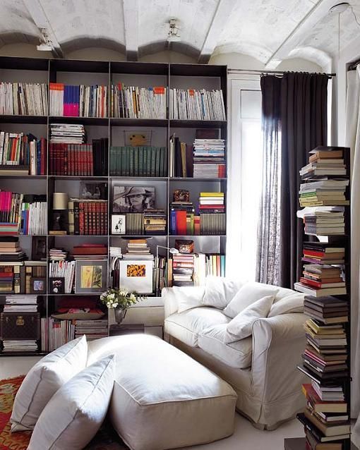 amomentsilence's tweet image. Reading Spaces 2: Isn&apos;t this cozy? #readingspaces #bookshelves #books #reading #beautifulshelves #RIWW #RI #RecklessIndulgenceOfTheWrittenWord #RecklessIndulgence recklessindulgence.wordpress.com/2019/09/14/rea…