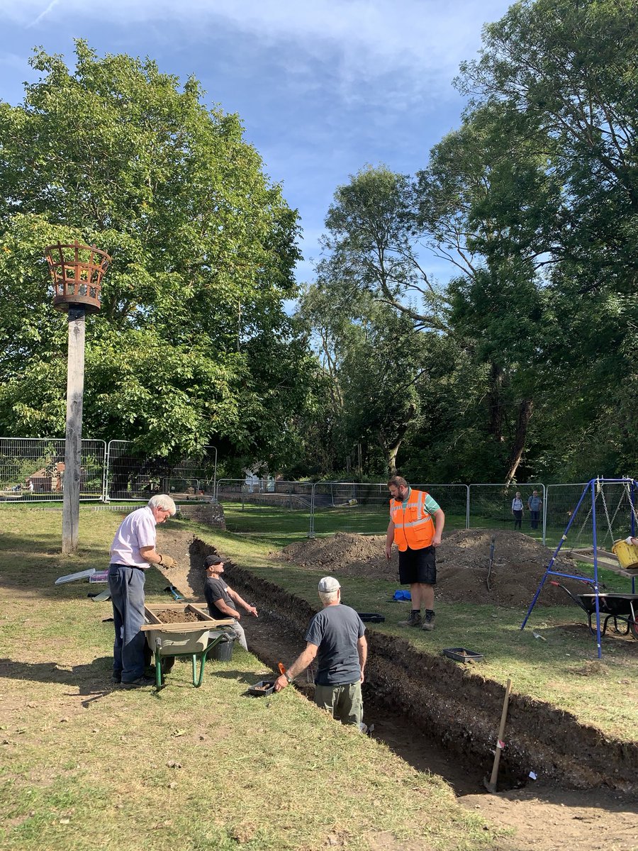 sarahEgroves's tweet photo. Fab day’s digging at Clare Castle with @SuffolkArchCIC @CotswoldArch #clarecommunitydig https://t.co/Lsj3ZSotig