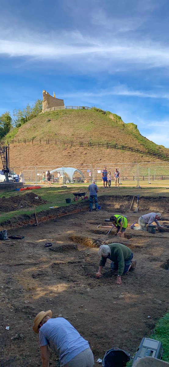 sarahEgroves's tweet photo. Fab day’s digging at Clare Castle with @SuffolkArchCIC @CotswoldArch #clarecommunitydig https://t.co/Lsj3ZSotig