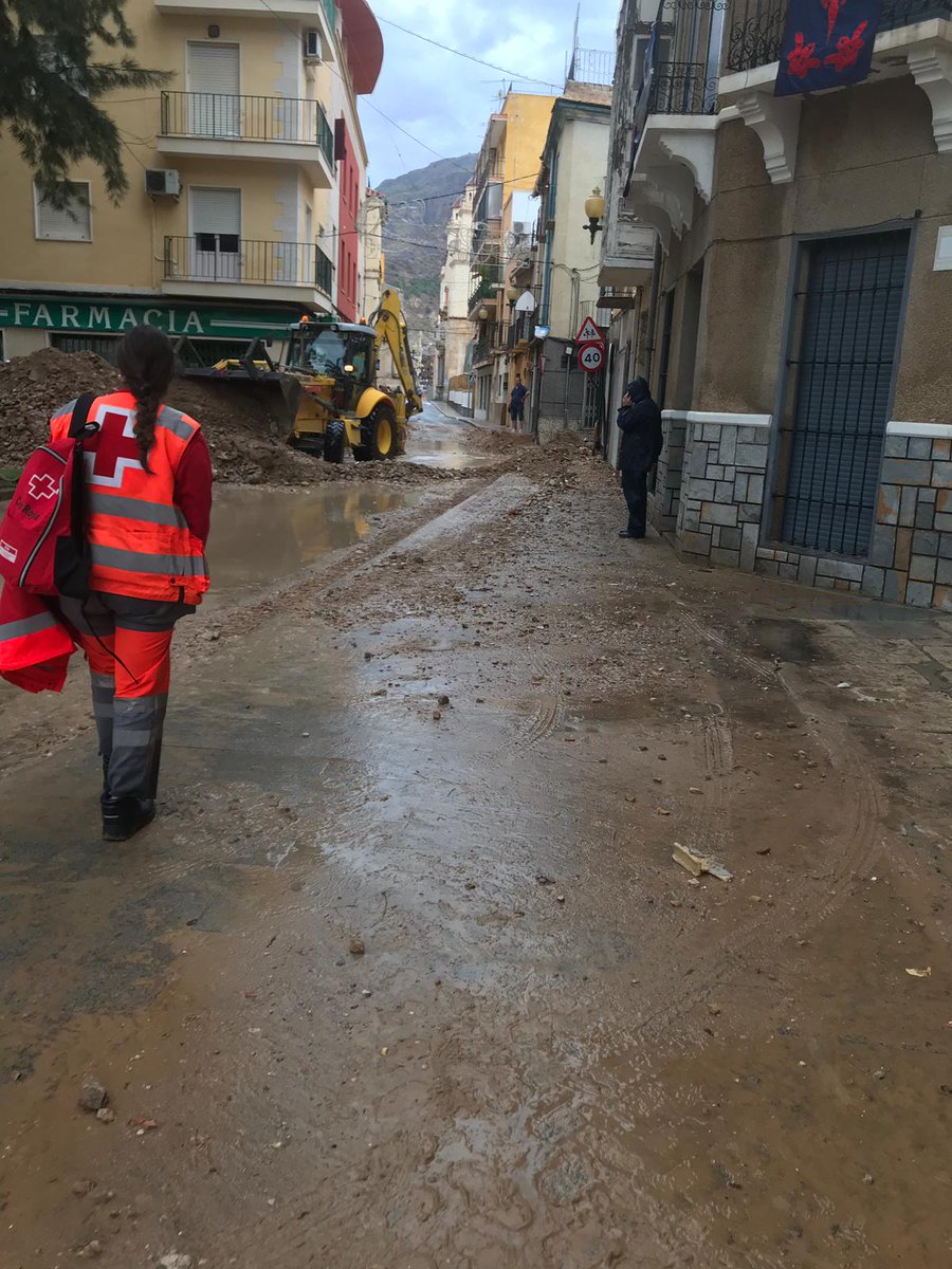 cr_orihuela's tweet photo. No tenemos palabras para agradecer el esfuerzo titánico que está haciendo nuestro equipo y voluntari@s de CR Orihuela y de otras asambleas,  volcándose en ayudar en todo lo que se pueda a todo el que lo necesite, en estos difíciles momentos que estamos atravesando.#GRACIAS de ♥️ https://t.co/UzwVkdcMHd