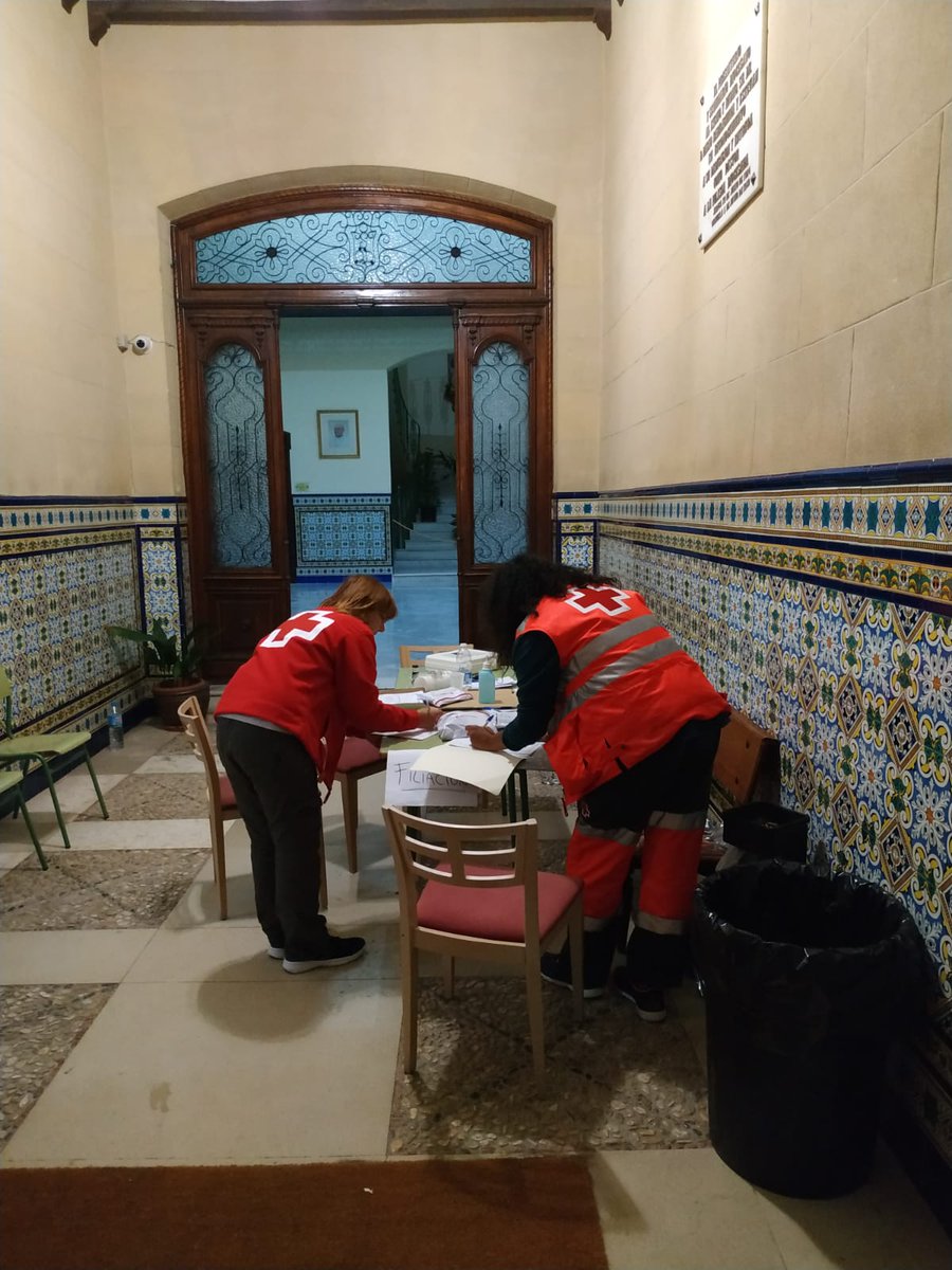 cr_orihuela's tweet photo. No tenemos palabras para agradecer el esfuerzo titánico que está haciendo nuestro equipo y voluntari@s de CR Orihuela y de otras asambleas,  volcándose en ayudar en todo lo que se pueda a todo el que lo necesite, en estos difíciles momentos que estamos atravesando.#GRACIAS de ♥️ https://t.co/UzwVkdcMHd