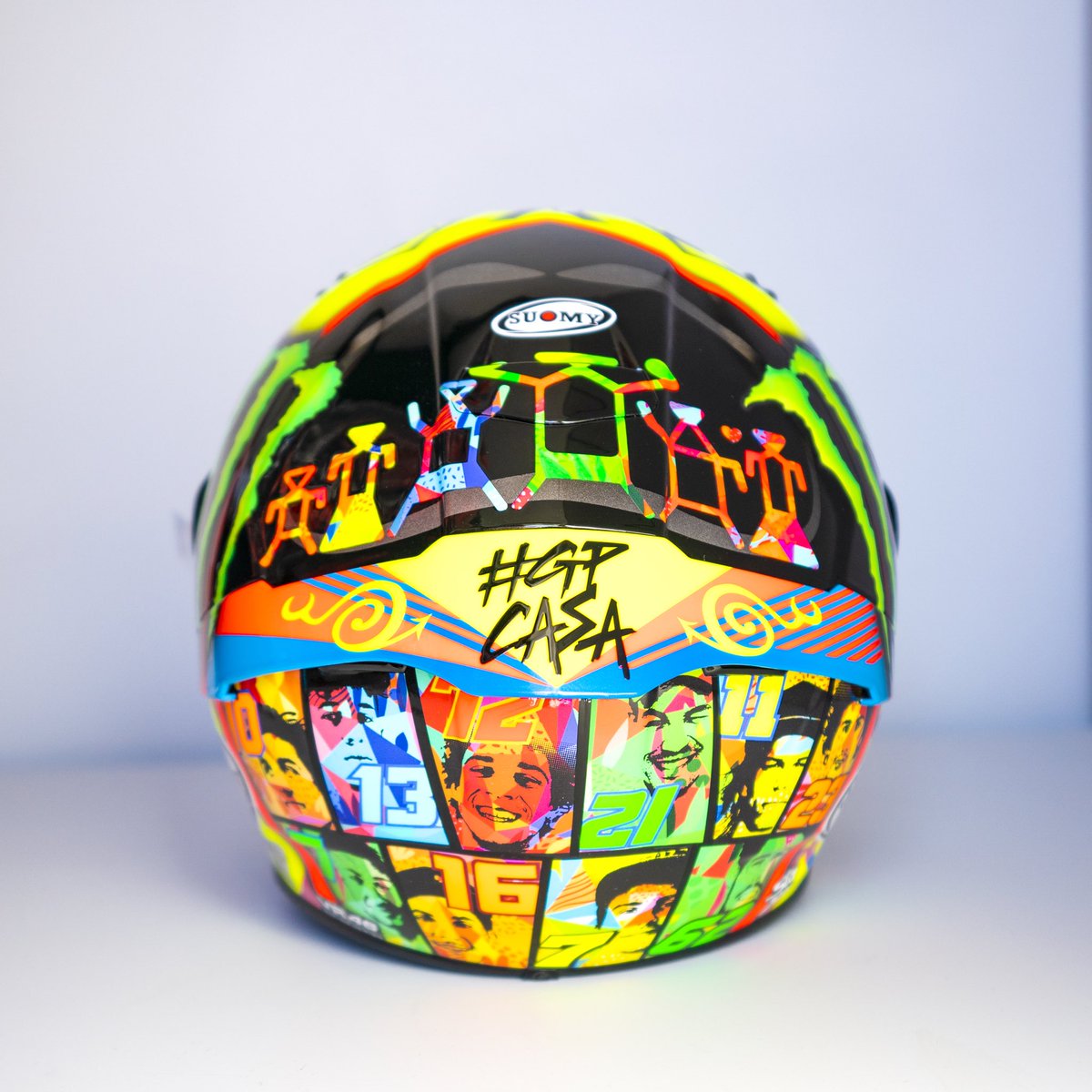 VRRidersAcademy's tweet photo. Per il #GpCasa Pecco ha realizzato un casco che racconta la sua storia ❤���
🔊“Quando mi sono trasferito da Torino a Pesaro avevo 16 anni ed ero ancora un bambino che correva in Moto3,ero da solo.Oggi ho 22 anni, corro in MotoGP e non mi sono mai sentito solo.GRAZIE A TUTTI VOI!” https://t.co/2AQgvEjbFY