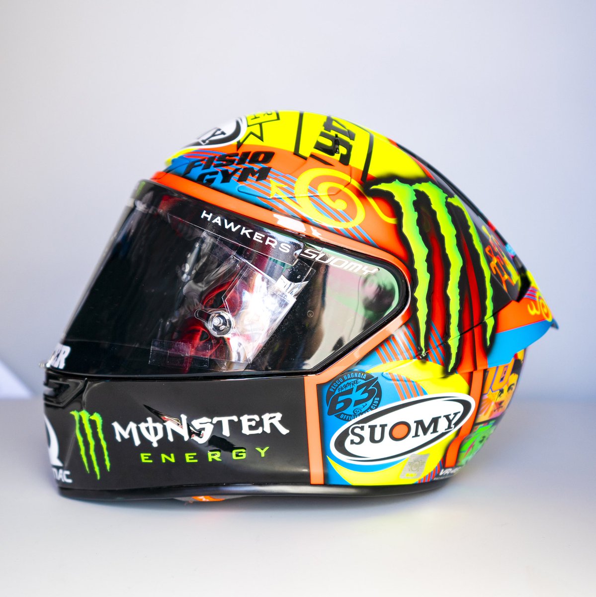 VRRidersAcademy's tweet photo. Per il #GpCasa Pecco ha realizzato un casco che racconta la sua storia ❤���
🔊“Quando mi sono trasferito da Torino a Pesaro avevo 16 anni ed ero ancora un bambino che correva in Moto3,ero da solo.Oggi ho 22 anni, corro in MotoGP e non mi sono mai sentito solo.GRAZIE A TUTTI VOI!” https://t.co/2AQgvEjbFY