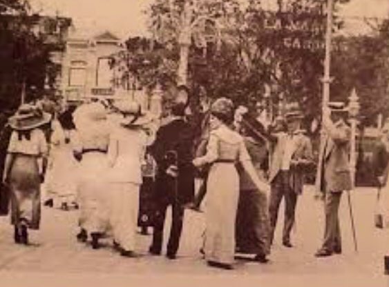 anatelorza's tweet photo. La Caracas que conoció mi Madre la #CaracasVieja la de los #TechosRojos, las tertulias en la #PlazaBolívar, el Tranvía delante de la #Catedral, los primeros automóviles en la Capital, las calles de tierra de #LaPastora 💛💙❤️ https://t.co/5jhJ0ujW4X