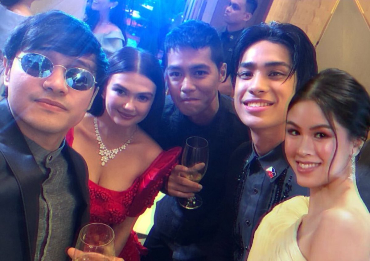 Kuya_Ato's tweet photo. Pamilya @pattycalumpang @IlabanMarlon @DomingoZeke @ShielaaaaUbaldo 🏠

Ready na kami magtaping mga boss @GMOunit.

#DONKISSxWeStillBALLieve https://t.co/lLcYAfXDZE