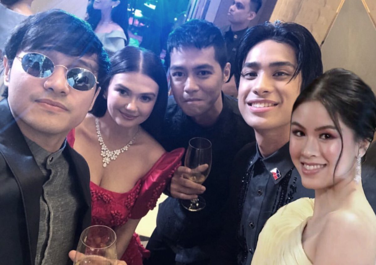Kuya_Ato's tweet photo. Pamilya @pattycalumpang @IlabanMarlon @DomingoZeke @ShielaaaaUbaldo 🏠

Ready na kami magtaping mga boss @GMOunit.

#DONKISSxWeStillBALLieve https://t.co/lLcYAfXDZE