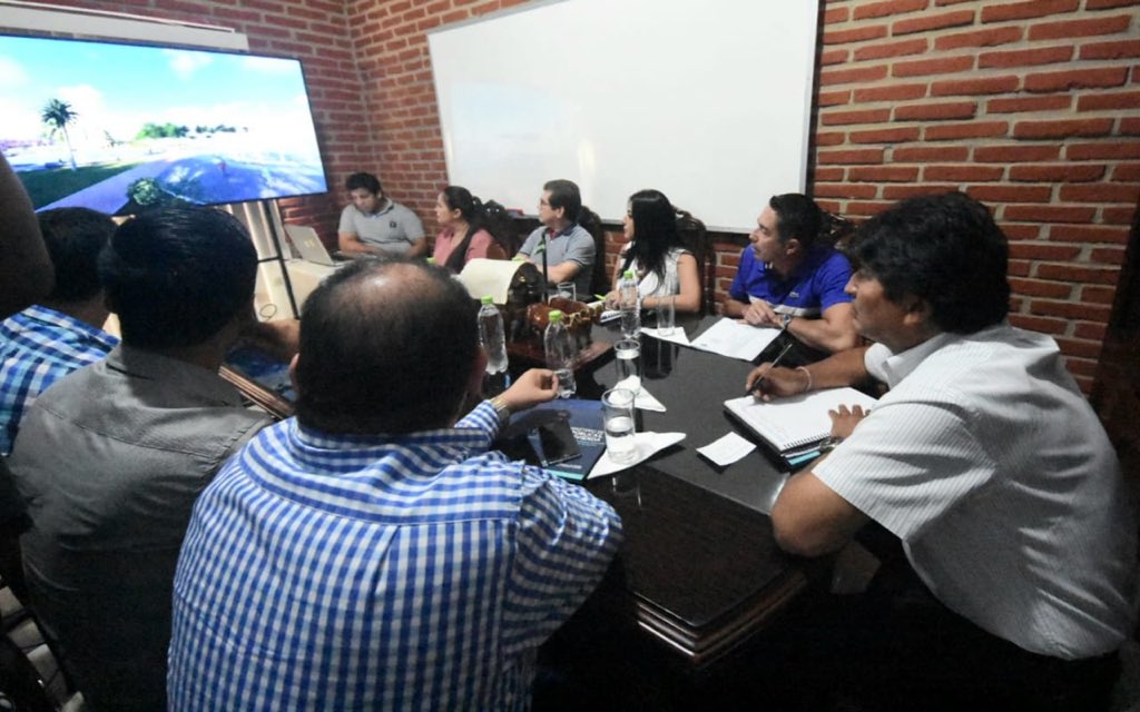 evoespueblo's tweet photo. Agradecemos el trabajo de la Alcaldía de Warnes. De los cinco proyectos que presentó, el Parque Lineal Bolivia es el más importante. Será una obra de impacto para #SantaCruz y para toda #Bolivia, porque los hermanos y hermanas de las ciudades necesitan lugares de esparcimiento. https://t.co/T3b2HsZ7sg