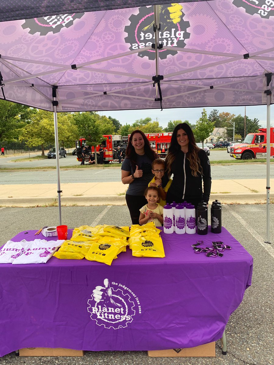 RenayCJohnson's tweet photo. Thank you @WPGC @VitaminShoppe @PlanetFitness and Cashae Spine & Sports for providing music, health information and fun to our community after the Race! #MBHSRedBlue5K https://t.co/rKse2qVLHj