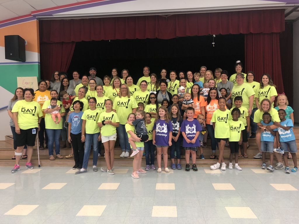 JeterElem's tweet photo. Love our Jaguar family! When we think of our Jaguar community, we think of passion, hard work, excellence, compassion, and purpose! Today we brought everyone together for service! What a great day serving alongside our amazing families!! #TheDay #JaguarPride #PawsUp 🐾 https://t.co/w8IOgQwUn6