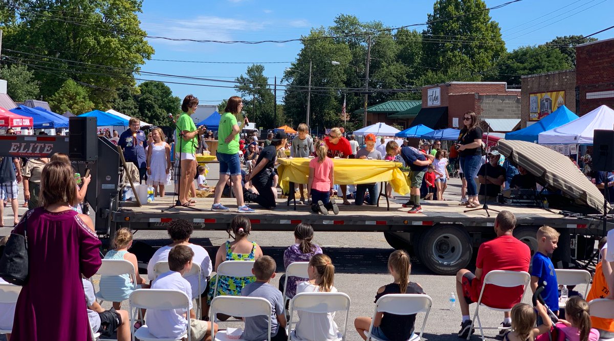 AndyManar's tweet image. Stop by the Bunker Hill Fall Festival today! Awesome weather, awesome classic cars, awesome food! #BHill #Macoupin
