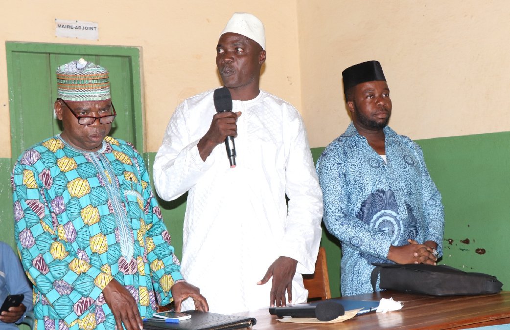 Les conseillers municipaux de la commune #Tchamba_I ont élu le maire et ses adjoints

Maire: Ousmane Katafara (UNIR) 13 voix sur 15

1er Adjoint au Maire: Bansabi Affo Walo ( UNIR) 13 voix sur 15

2ème Maire Adjoint: Latifou Oumogou  (UNIR) 14 voix sur 15