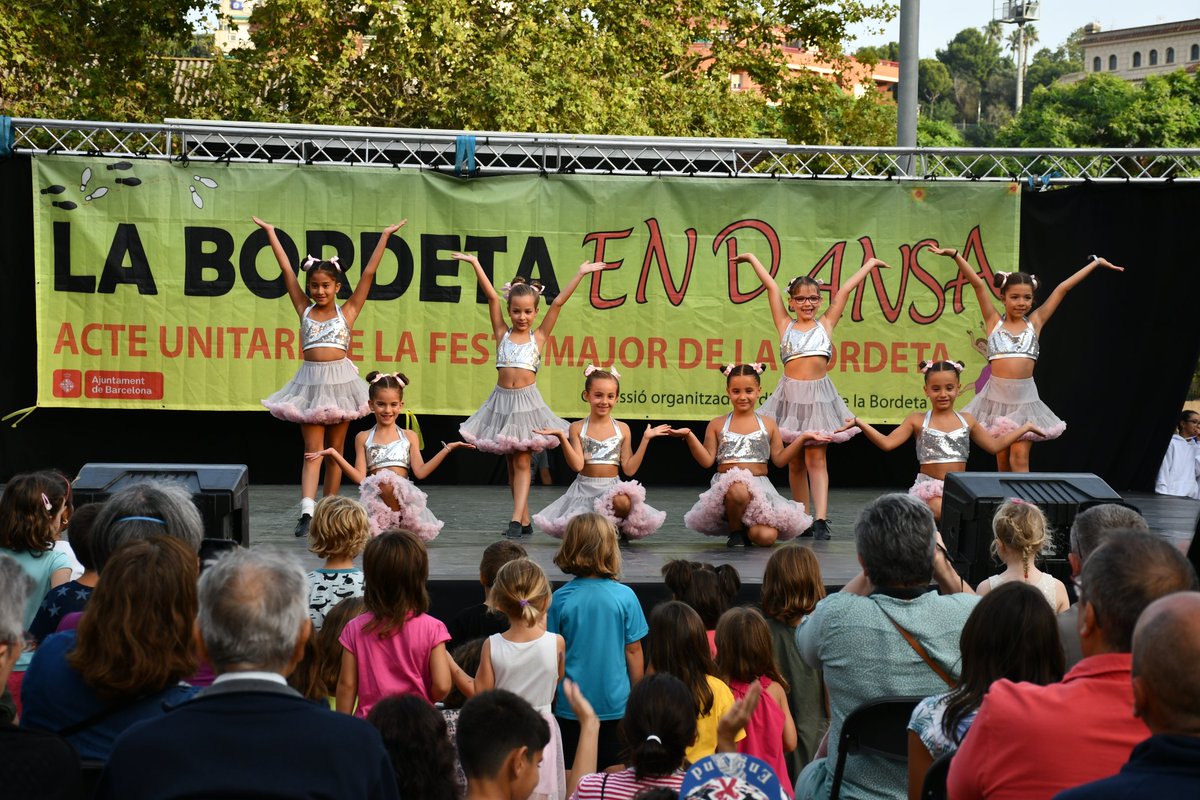 sants3radio's tweet photo. Ara mateix #LaBordetaEnDansa omple la plaça de Celestina Vigneaux de balls i gastronomia d'arreu del món, a l'acte unitari de cloenda de la Festa Major de la Bordeta. #FMBordeta #LaBordetaSuma #SomBarri https://t.co/3z2j5DxqSM