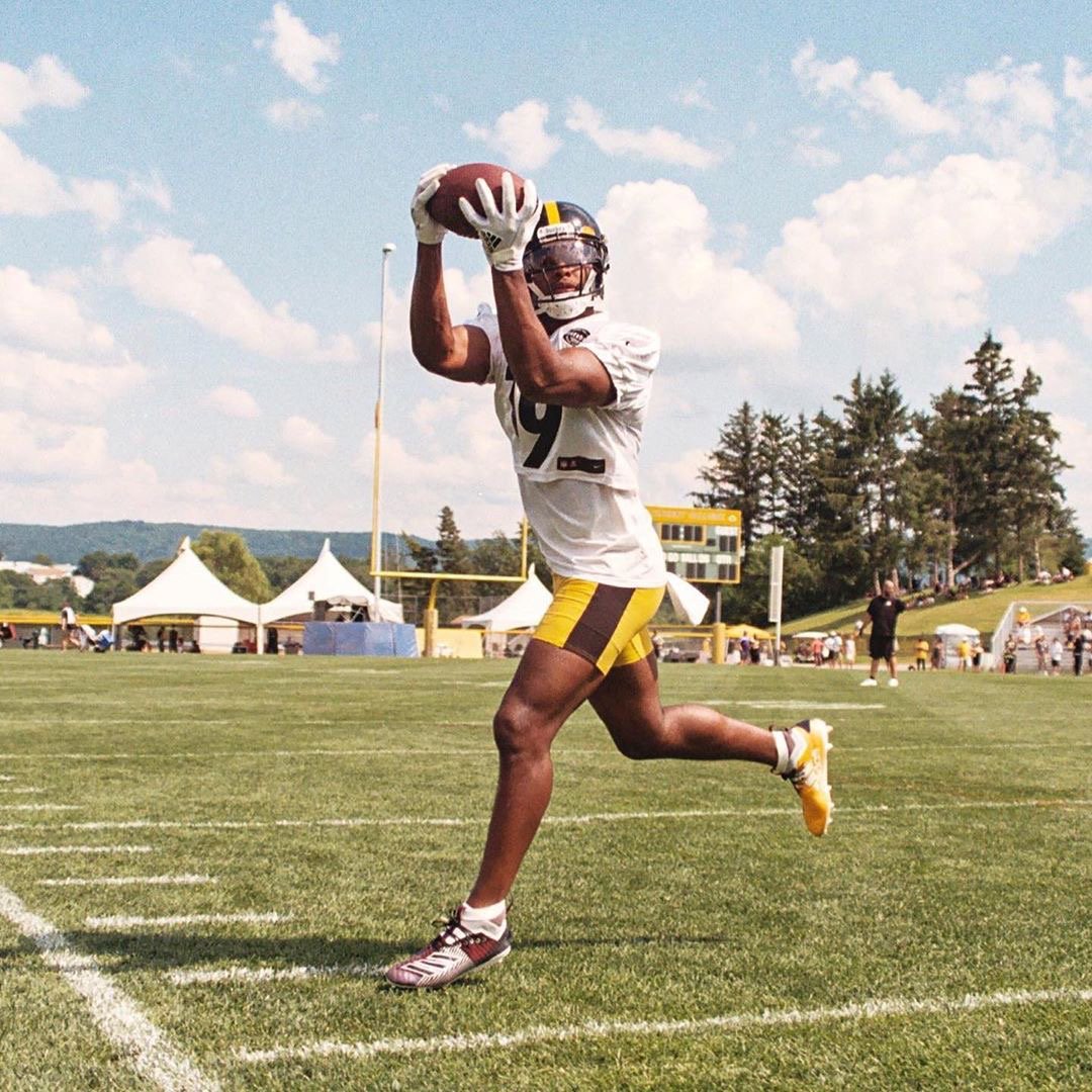 DONOnow_'s tweet photo. Trojans fight on! @teamjuju will play against the @seahawks on Sunday. Which receiver will have the best cleats this week? #Ai2 📸 by @teamjuju https://t.co/pR3rEpcIFd