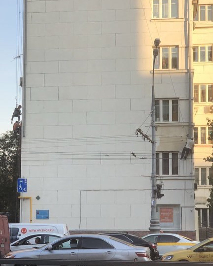 veramishella's tweet image. правительство москвы начало массовое закрашивание известных уличных рисунков
многие из данных граффити являлись работами с крупных арт-фестивалей и/или входили в различные путеводители как достопримечательности столицы
россия видимо и вправду для грустных