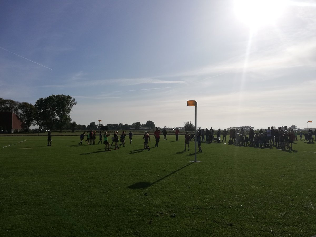 KVMFAkkrum's tweet photo. Wer in glorieuze sportdei op it kuorbalfjild by @kvmidfryslan Akkrum. It seach swart fan de  minsken en foaral in protte wille. Wat wolle jo noch mear?! Ek middeis yn Reduzum wie it lang spannend, mar spitichernôch slagge it @kvmidfryslan net om Tempo te ferslaan. @johkramer https://t.co/CGqLqmJjEr