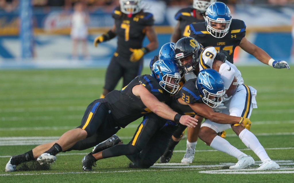 DTolentino22's tweet photo. 11 to the Rock Everytime .. 😤✊🏾 #LopersUp #UNKFootball #JuCoProduct #TrellsWorld 🌎 #BigBro☝🏾🕊 https://t.co/vypVWFqJEm