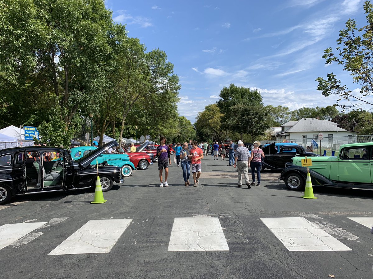 carljeffmorris's tweet photo. At #nickledickle in #Waconia enjoying street fair and 3 on 3! 3 point contest &amp; dunk contest @ 6:15 @ St Joseph School. @ElijahDavidMor1 #katiejohnson @CoachTJSuper @dcresap05 @YellowjacketAD @PerhamWDCSports  @NickleDickleBB @WCUHoops @Lakes995sports https://t.co/WyiQYoloG1