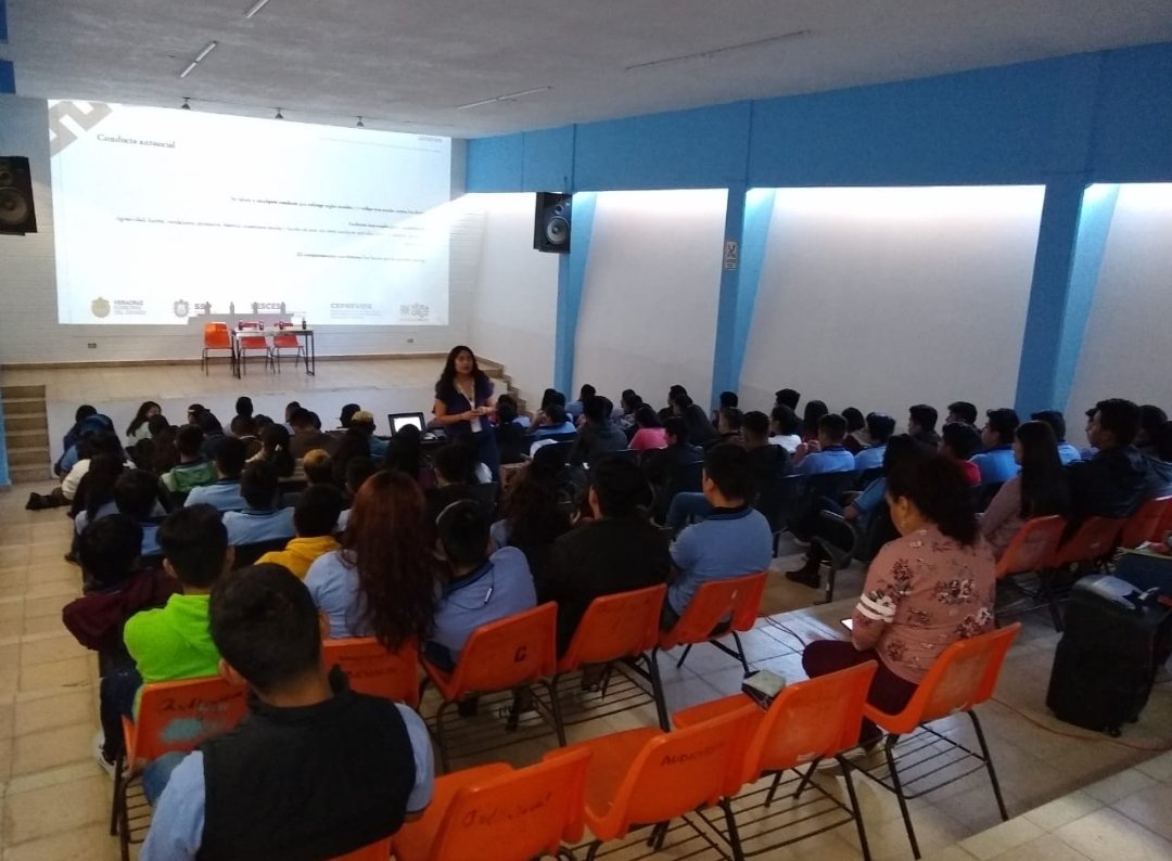 CEPREVIDE's tweet photo. Este sábado acudimos a la escuela  de Bachilleres “Maestro Joaquín Ramírez Cabañas Mixta”en el municipio  de #CoatepecVer, a impartir una plática sobre “Violencia y Acoso Escolar”
Con este tipo de acciones continuamos #ConstruyendoLaPaz en #Veracruz👫👫 https://t.co/fz5EwERVKy