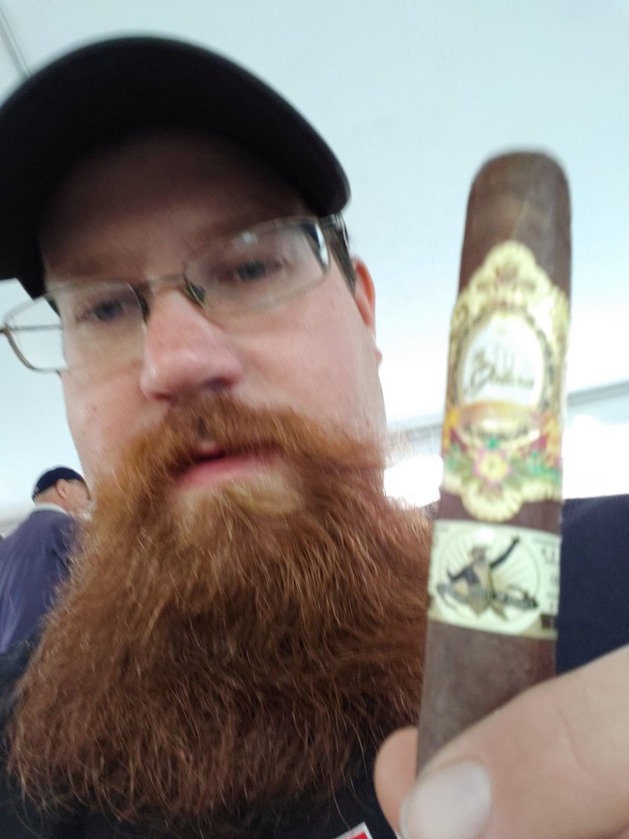 Up_In_Smoke01's tweet photo. @buffcigarfest trying this La Galera Cigar Rights of America @CigarRights smooth so far #CigarSmokingCanadians https://t.co/L9vpp5cKLV