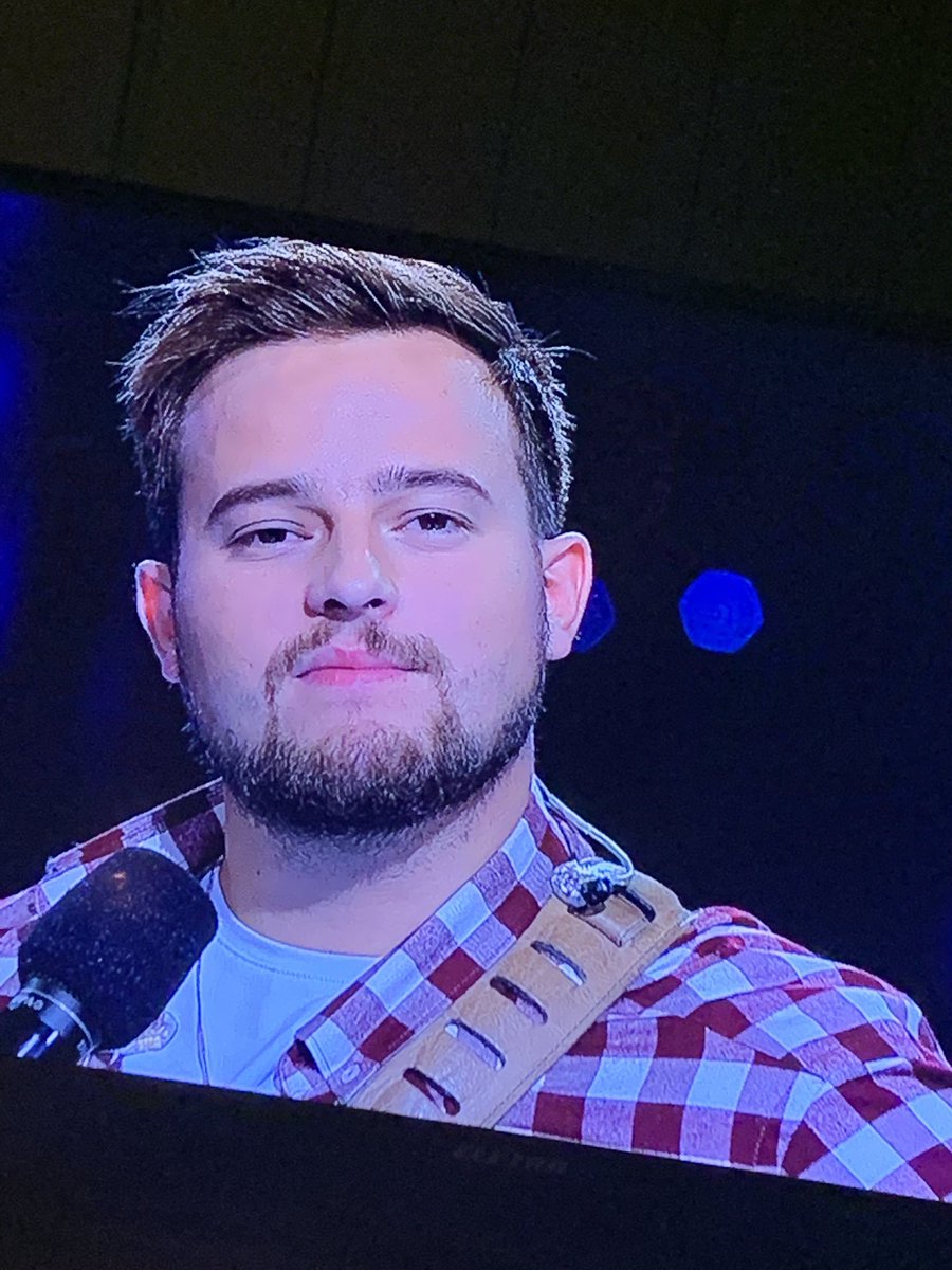 IngridGrimsmoJ's tweet photo. Adrian er slettes ikke en outsider lenger🙏🏻🤩🥰 For en stemme👏🏻👏🏻 #mobbing #denene #rørende #stjernekamp #nrk ❤️❤️ https://t.co/XQfHFKpydQ