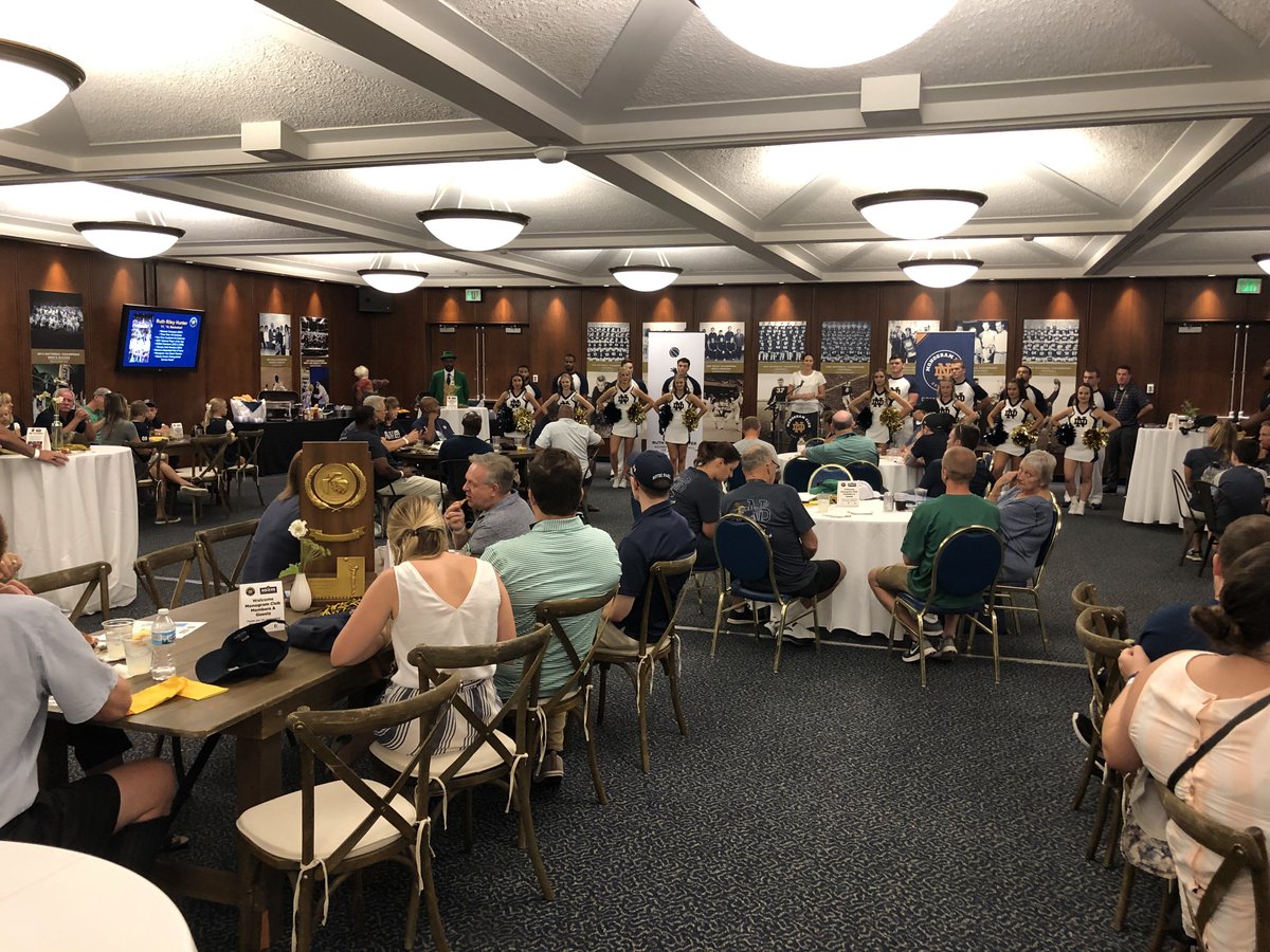 NDMonogram's tweet photo. Thanks to all of our members who came to today’s pre-game tailgate! Also, huge thanks to @NDCheerTeam, @NDTheLeprechaun for firing 🔥 us up and to @ruthriley00 🏀 for sharing what @NotreDame & #NDMonogram mean to her.
#GoIrish 🏈 #BeatLobos
#NDFamily☘️ https://t.co/BYqm2yNwuw