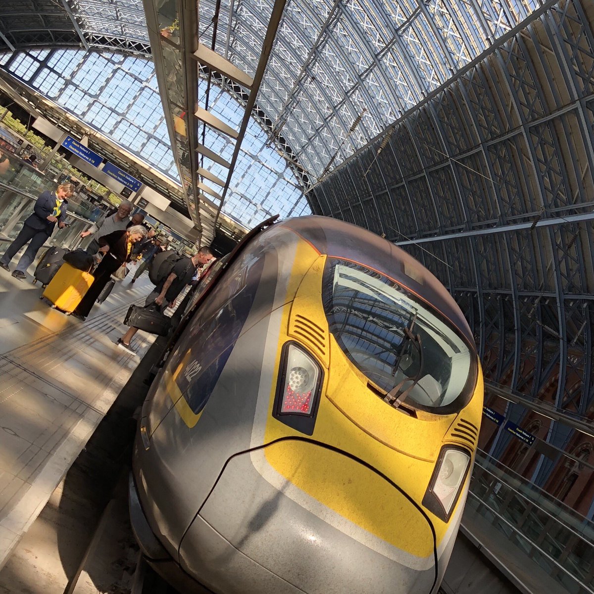 wuestenhagen's tweet image. Greatly enjoyed the first @ItnMistral summer school in Belfast, as well as my trip back to St. Gallen. Wish my fellow low-carbon travellers  @PDevinewright @ElizabethCote_ @JakobKnauf &amp;amp; @NinaMarxgut a safe trip back, and look fwd to seeing more researchers #flyless.