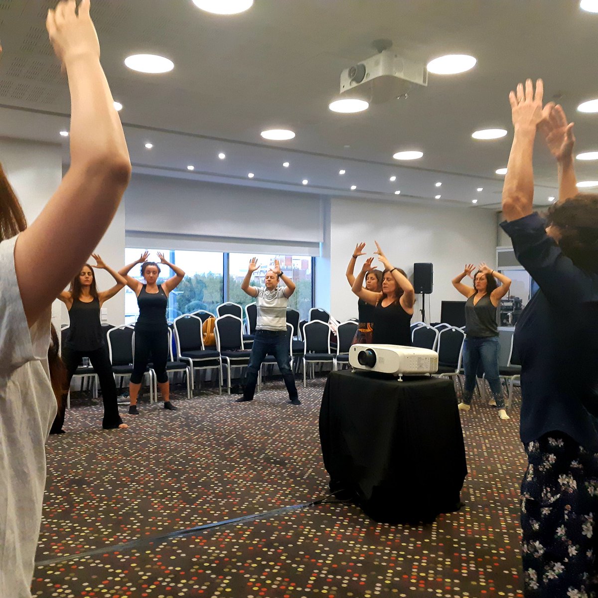 dorta_mari's tweet photo. @Bcn12E #SESMI  Hoy practicamos Chin Kung de 7 a 8 a.m., dirigidos por Daniel García. Fue un gusto disfrutar de esta sesión de movimiento físico y energético antes de que empezara el Congreso. Deseo que esta idea se mantenga en próximos Congresos y Cursos de Medicina Integrativa. https://t.co/RCkfawrbCn