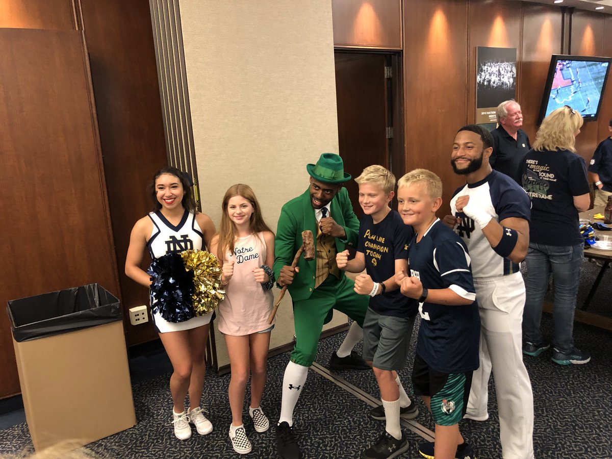 NDMonogram's tweet photo. Thanks to all of our members who came to today’s pre-game tailgate! Also, huge thanks to @NDCheerTeam, @NDTheLeprechaun for firing 🔥 us up and to @ruthriley00 🏀 for sharing what @NotreDame & #NDMonogram mean to her.
#GoIrish 🏈 #BeatLobos
#NDFamily☘️ https://t.co/BYqm2yNwuw