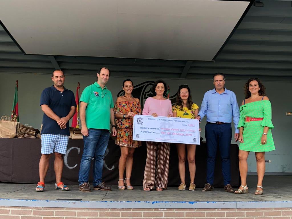 pptorrelavega's tweet photo. 💞Hoy hemos participado en el #circuloDeRecreo en la entrega del #talonario a la @AECC de #Torrelavega de lo recaudado en la #fiestaMarquet #solidaria https://t.co/NOMsDyRH7M