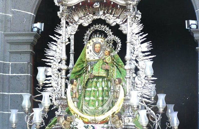 Cahora's tweet photo. ⛪️⛪️La imagen de la Virgen del Pino iniciará su recorrido por los municipios afectados por el incendio el 12 de octubre. Primero visitará Agaete y el día 13, Gáldar https://t.co/L59ruhYNm4 #Pino #IncendioGC https://t.co/8wJi4bBPf6