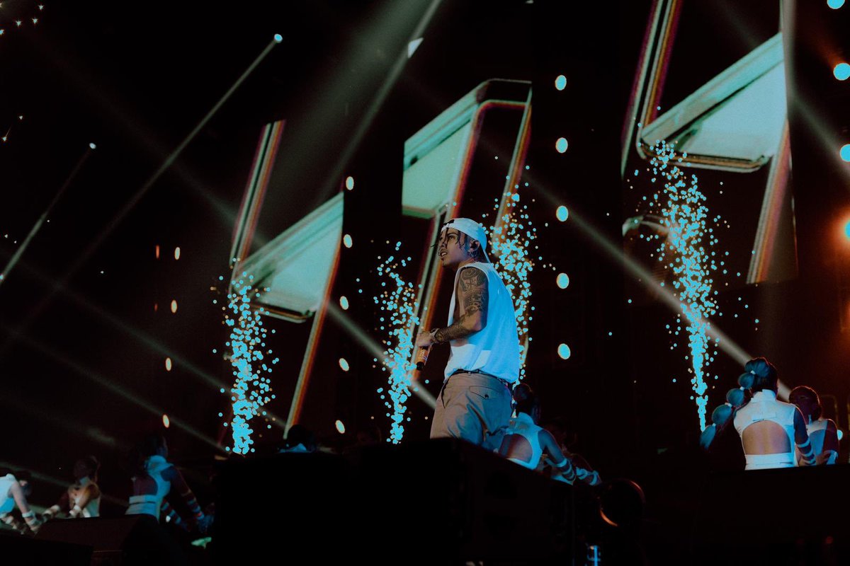 rauwalejandro's tweet photo. Last night was lit 🤘🏼 at the #reggaetonwhiteconcert ⚪️🇵🇷 
Agradecido con el Hokage @CHENCHOCORLEONE  por la invitación! Mucho respeto y admiración pa esta man! Love u bro 🉐🦊 https://t.co/qW5eXcdDH4
