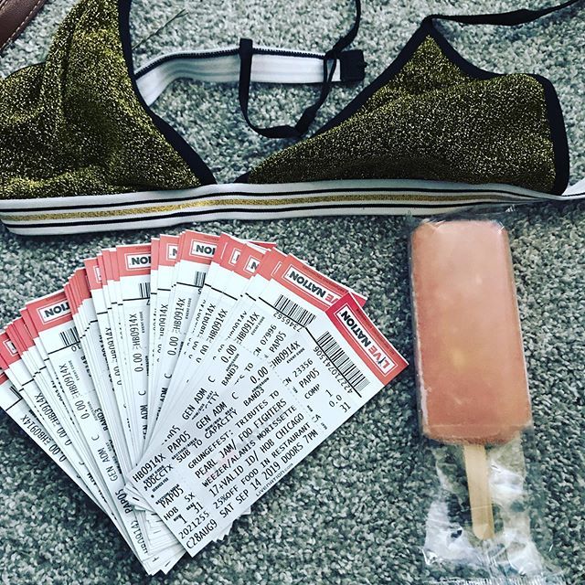 Weeze_Chi's tweet photo. Tickets for #grungefest2019 at @hobchicago tonight!! Hit us up and we’ll leave your tickets at Will-Call with your name on it. #Weeze https://t.co/EPjNaXstyH https://t.co/Fk0lltpU76