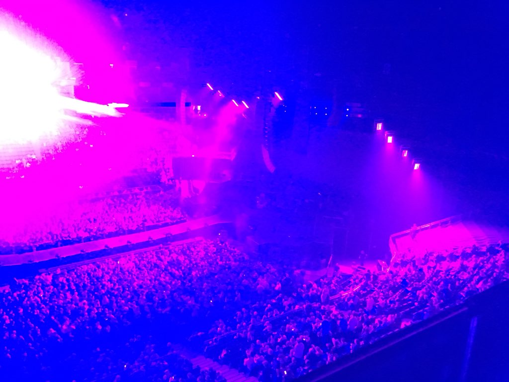 NikkiH21's tweet image. Not a bad view 👌🏻 (however it appears my phone disagrees! 😂) #PoorLighting