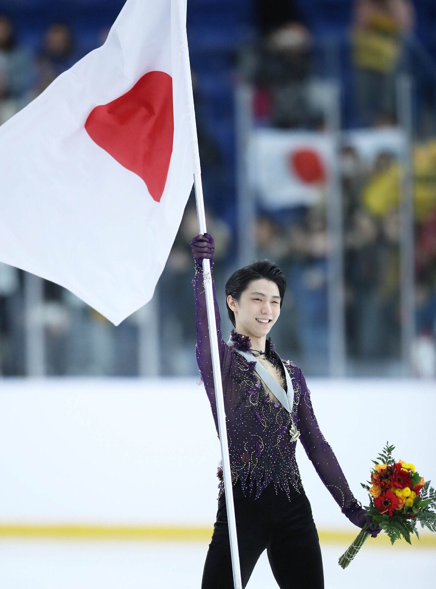 Blue Cosmos Pa Twitter 羽生が今季初戦で優勝 冒頭の連続４回転こらえ完全ｖ スポーツ報知 T Co Ftftrc25du 優勝して日本国旗を手に笑顔の羽生結弦 カメラ 矢口 亨