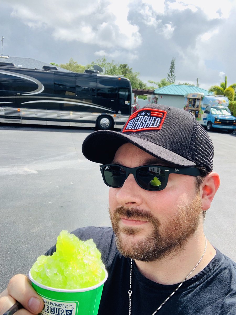 ChrisYoungMusic's tweet photo. Kona Ice AND a pool backstage??? I see you West Palm 😎 https://t.co/yhPXZ3bLpA
