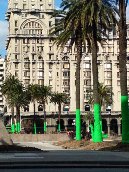 reyrodtwitt's tweet photo. Se filman desde la Plaza Independencia, centro histórico de #Montevideo, secuencias de la serie de #Netflix producida por #KeanuReeves; por lo visto "Conquest" refleja un "futuro distópico" y un caos apocalíptico. Pautada para el 2020 https://t.co/RHxWoHDtC7