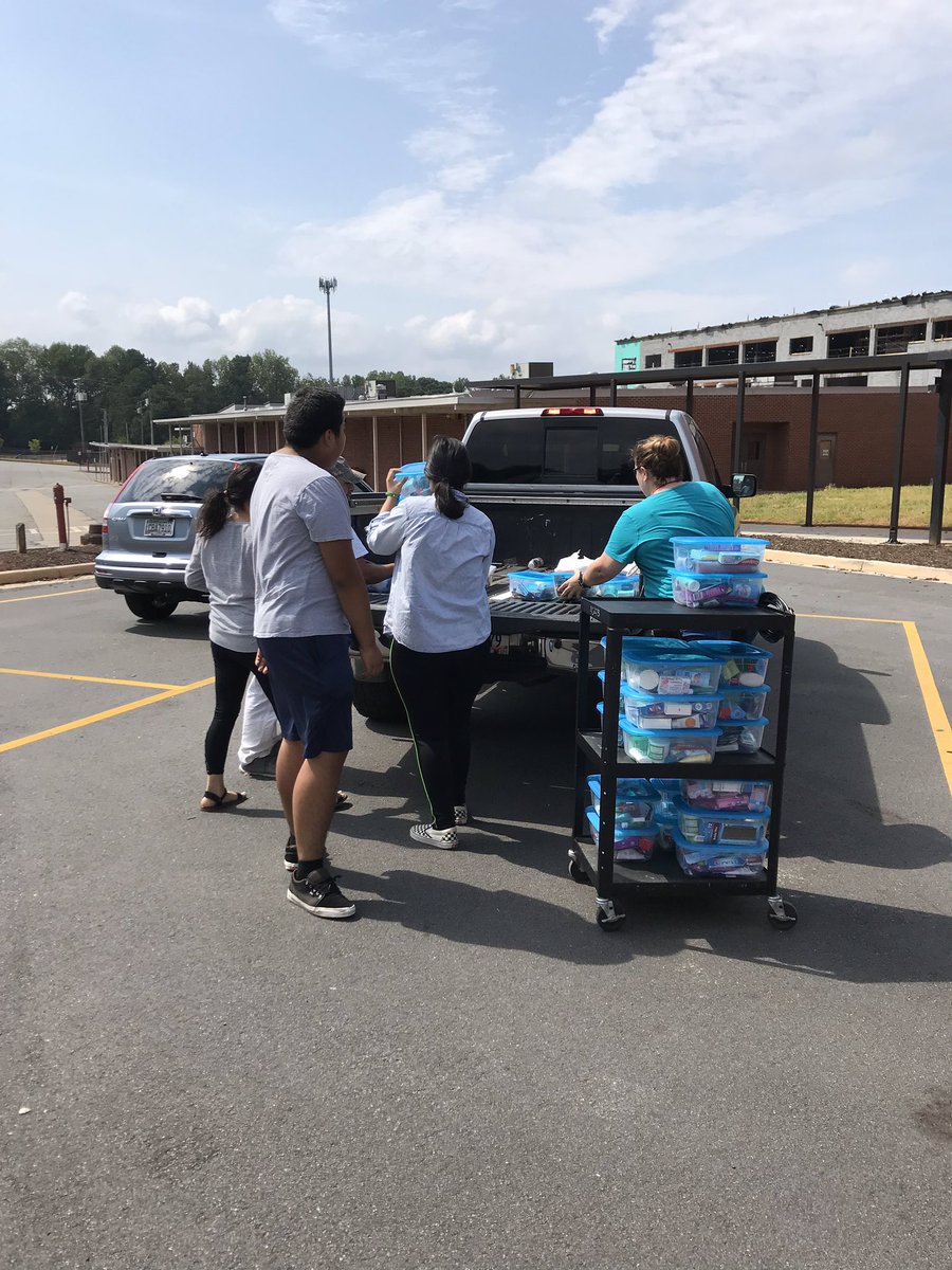 rlosbornehs's tweet photo. Osborne Key Club packing to deliver over 40 boxes of toiletries to donate to Seven Bridges to Recovery! @CobbSchools #community https://t.co/PyvbNoaOHq