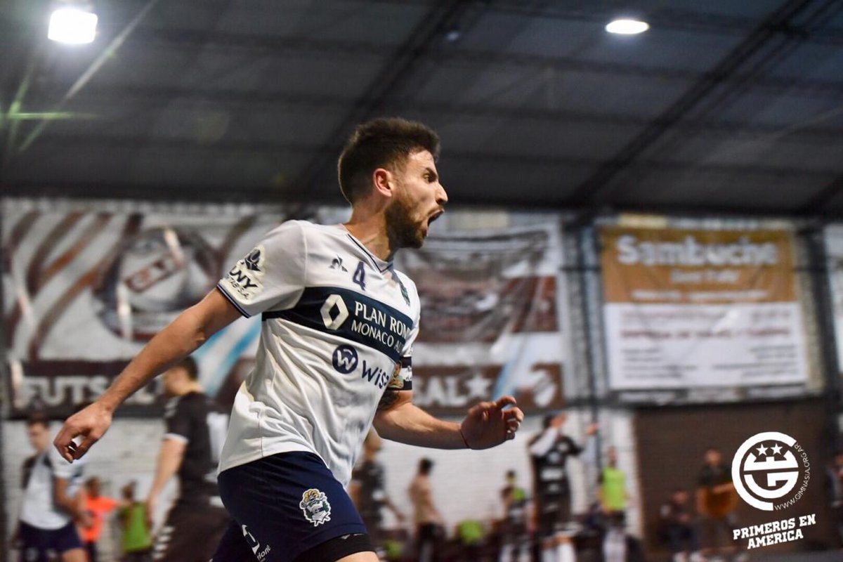 FutsalCGE's tweet photo. 🏆 Masculino | #PrimeraB - Fecha 30

⏱ ¡Final del primer tiempo!

Con goles de @dieguitodefiore y #Clapcich, el Lobo se impone 2-0 ante #Platense. ⚪🔵⚪

📸 @NicoSalvioli

#EnAzulyBlanco
#SiempreGuerreros https://t.co/SlQFDUhGai
