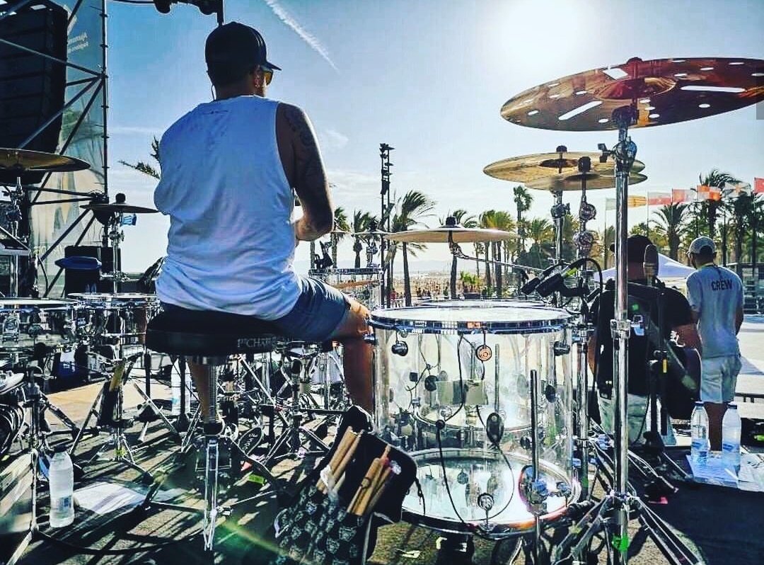 damarguero_99's tweet image. Me flipa el batería de Efecto Pasillo (@javitimoreno) y su batería madre mía que pasada 😍🤤 transparente con leds que se iluminan, menuda fantasía!!! Muy 🔝🤘🏻🔥