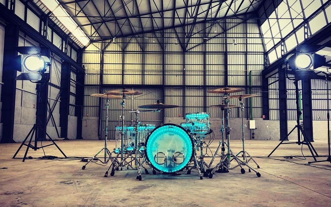 damarguero_99's tweet image. Me flipa el batería de Efecto Pasillo (@javitimoreno) y su batería madre mía que pasada 😍🤤 transparente con leds que se iluminan, menuda fantasía!!! Muy 🔝🤘🏻🔥