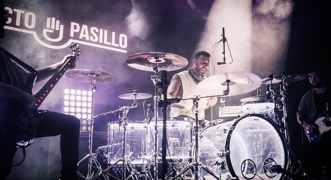 damarguero_99's tweet image. Me flipa el batería de Efecto Pasillo (@javitimoreno) y su batería madre mía que pasada 😍🤤 transparente con leds que se iluminan, menuda fantasía!!! Muy 🔝🤘🏻🔥