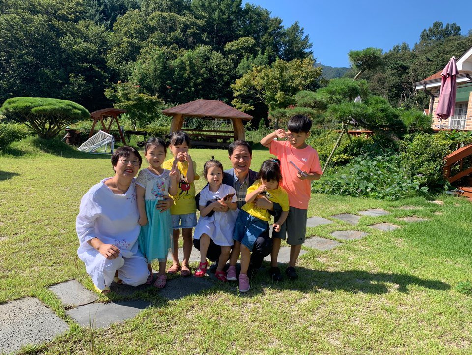 귀염둥이 다섯 손주들과 희망원에서,,,

아내도 흐뭇해 하네요.