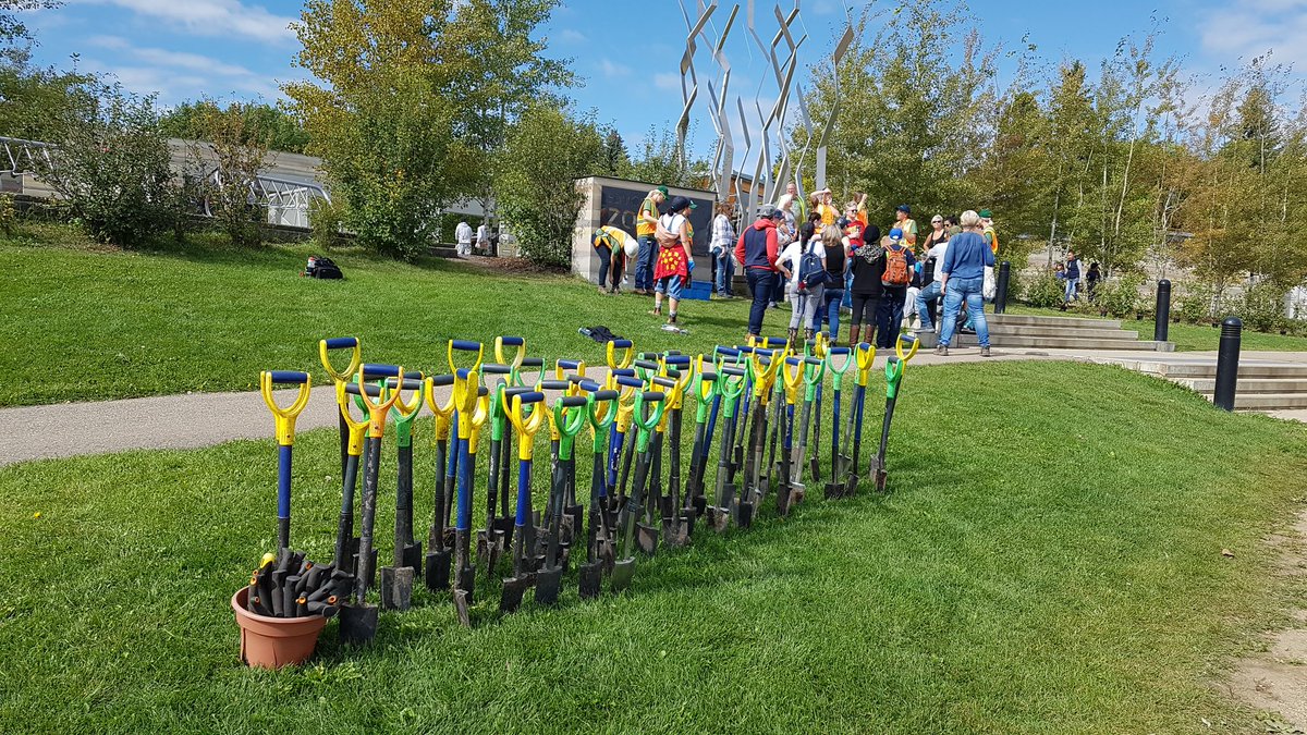 CityHallSchool's tweet image. Thanks @localgoodYEG and @yegparks&apos; #rootfortrees. It was a great day for the Plant Mob at the Valley Zoo.