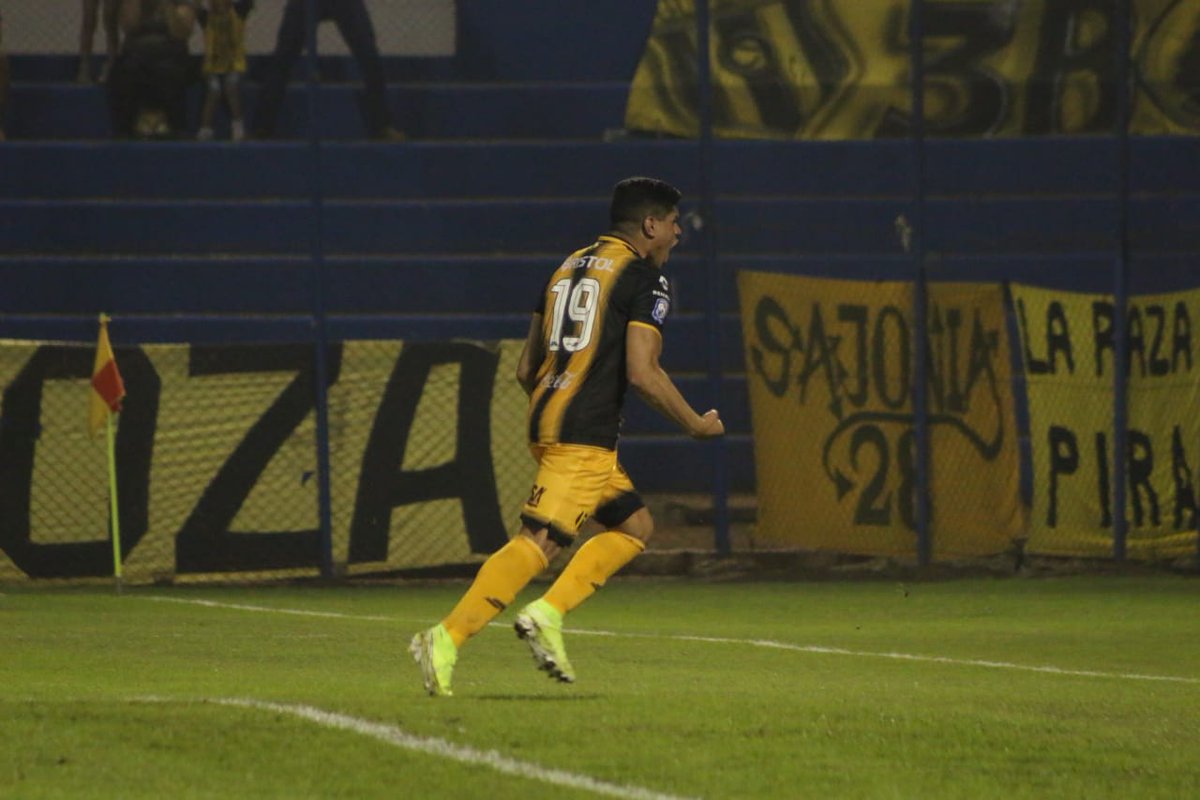 CopaDePrimera's tweet photo. Un flechazo le bastó al Aborigen

Con el gol de penal de Claudio Aquino, Guaraní venció a Sol de América en Villa Elisa, por la novena fecha del Torneo Clausura.

Más Info ➡️ https://t.co/2xCAjXoIGJ https://t.co/kTbL9Wjux8