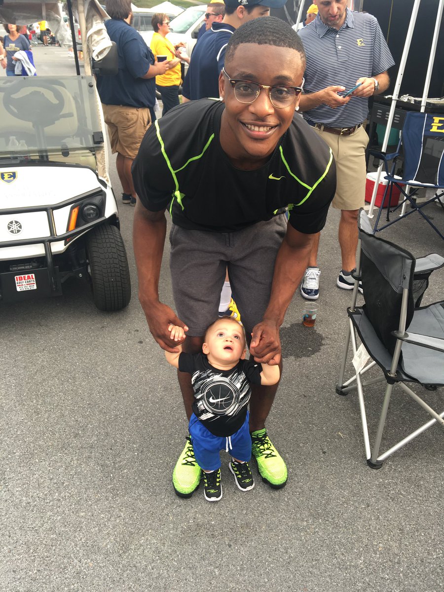 Apdavis31's tweet photo. Iโm 100% okay with my son looking up to the best student-athlete Bo Hodges. Great role model. #UncleBo @ball_bo https://t.co/lXVBbkFjeN