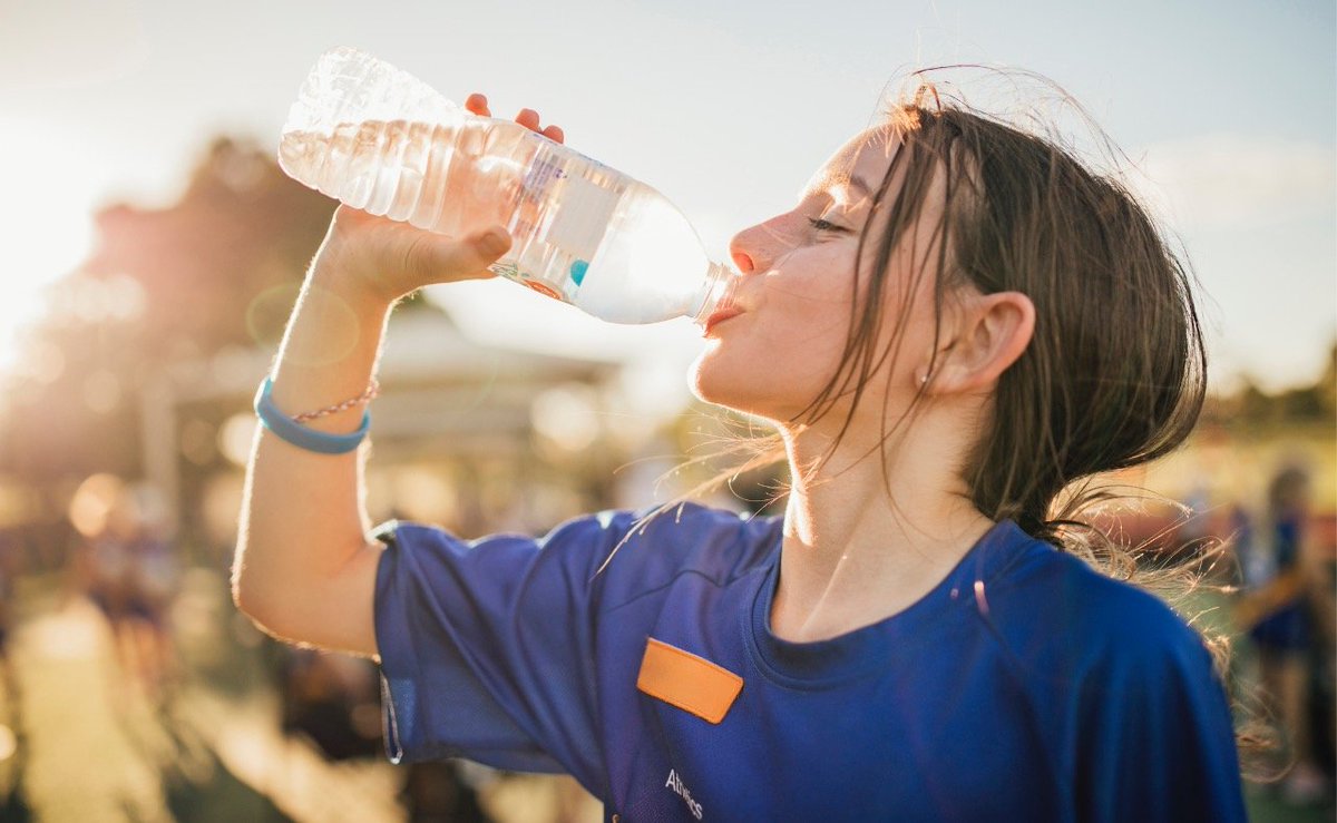 LadueUltimate's tweet photo. Practice is on at noon tomorrow! Temps should be in the upper 80s/low 90s during practice time, with plenty of sun. H20 makes a handler go! Can't throw the disc if hydration's at risk! (In other, less annoying words, remember to bring a water bottle and drink lots of water.) https://t.co/QkEkLHpSD1