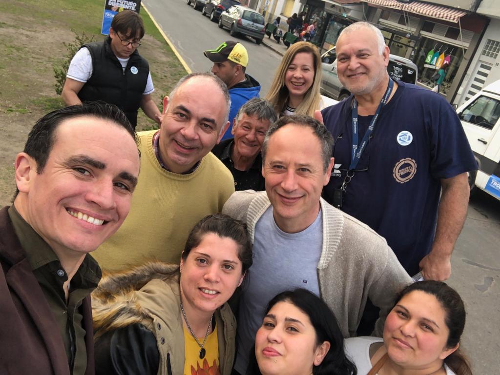 SanguinettiLP's tweet photo. Charlando con los vecinos de #LosHornos. Siempre con alegría y con propuestas, desde #consensofederal te proponemos un Futuro Diferente junto a @gabrielcrespi 

@RLavagna 
@BuccaBali https://t.co/znwwnvBAWZ