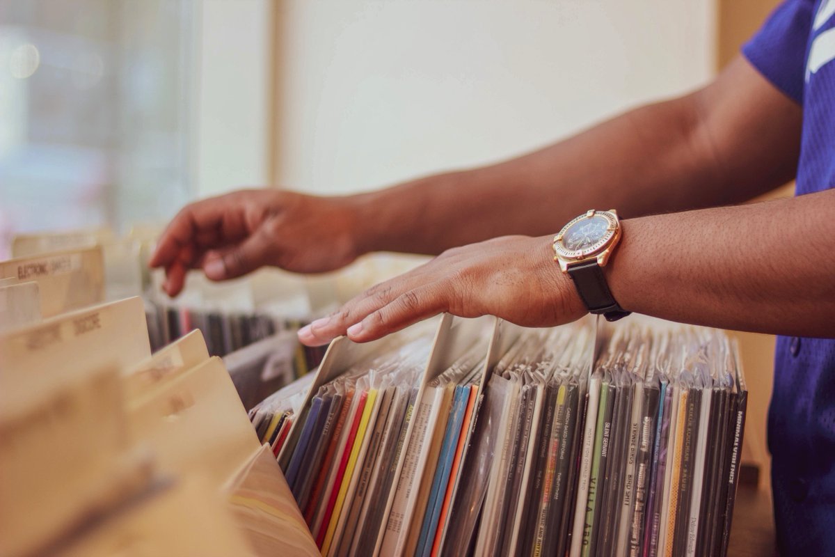 dcrmedia's tweet photo. According to a new report from the Recording Industry Association of America, vinyl is set to outsell CDs for the first time since 1986! Pretty crazy. https://t.co/GpAdof6doy